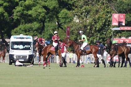 Novillo Astrada ya está en pie; Cavanagh sigue en el suelo; ninguno tuvo consecuencias, salvo por la amonestación al número 3 de La Dolfina Polo Ranch.