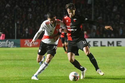 Novillo y Simón forcejean por la pelota