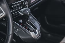 Qué es el “freno motor” y cómo usarlo en un auto automático para evitar problemas mecánicos