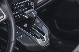 Qué es el “freno motor” y cómo usarlo en un auto automático para evitar problemas mecánicos