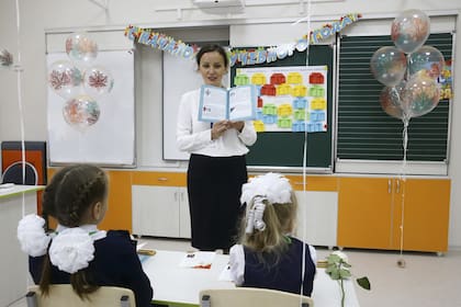 Una maestra dirige una clase en una escuela de Novosibirsk, Rusia