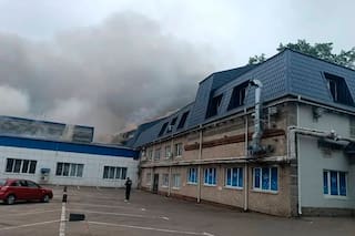 Nubes de humo negro se elevan sobre Moscú tras ataque de drones ucranianos a una refinería