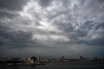 Nubes oscuras cubren el cielo en La Habana debido a la tormenta tropical Helene, que se espera que llegue a Florida como un gran huracán