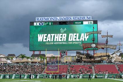 Nubes se disipan sobre el Estadio Raymond James durante un retraso por clima antes de un partido de fútbol americano universitario, el sábado 3 de septiembre de 2022, en Tampa, Florida. (AP Foto/Jason Behnken)
