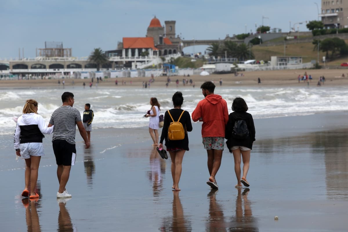 Nublado y fresco para la playa, el primer día del año en Mar del Plata le cambió el plan a los turistas
