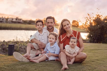 Nuestra beba "coronnial" de tapa cumplió 10 meses y protagonizó un posado en familia