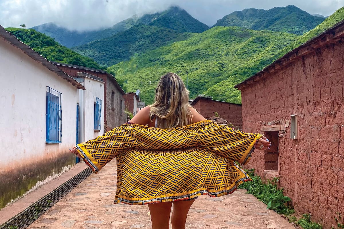 Nuestra cronista (@muyviajera) recorriendo los caminos angostos de los pueblitos del valle jujeño.