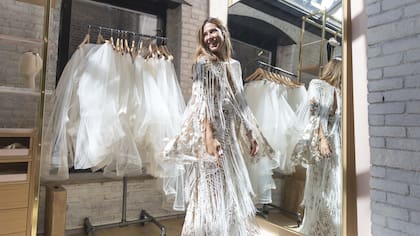 Nuestra cronista, probando diferentes modelos de vestido