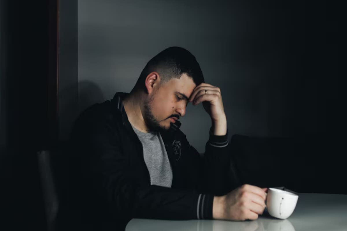 “Nuestra regulación emocional disminuye por la noche, de modo que puedes tener las mismas tensiones o preocupaciones durante el día, pero realmente parecen agudizarse por la noche”, explicó una especialista