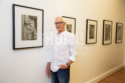 Nuestro anfitrión frente a una serie de fotografías de 1955, realizadas por George Friedman para fotonovelas