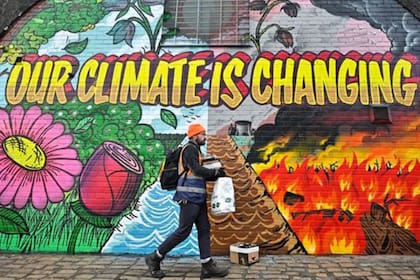 "Nuestro clima está cambiando", dice este mural pintado en Glasgow, sede de la COP26.