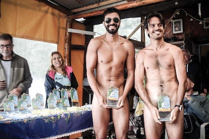 Nuestro cronista con su medalla ganadora en la carrera nudista.