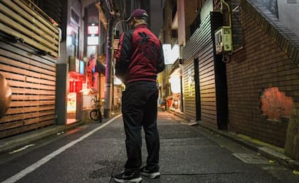 Nuestro reportero encubierto, Ian, se reunió con figuras clave vinculadas a uno de los sitios de videos de abusos en un bar de Tokio