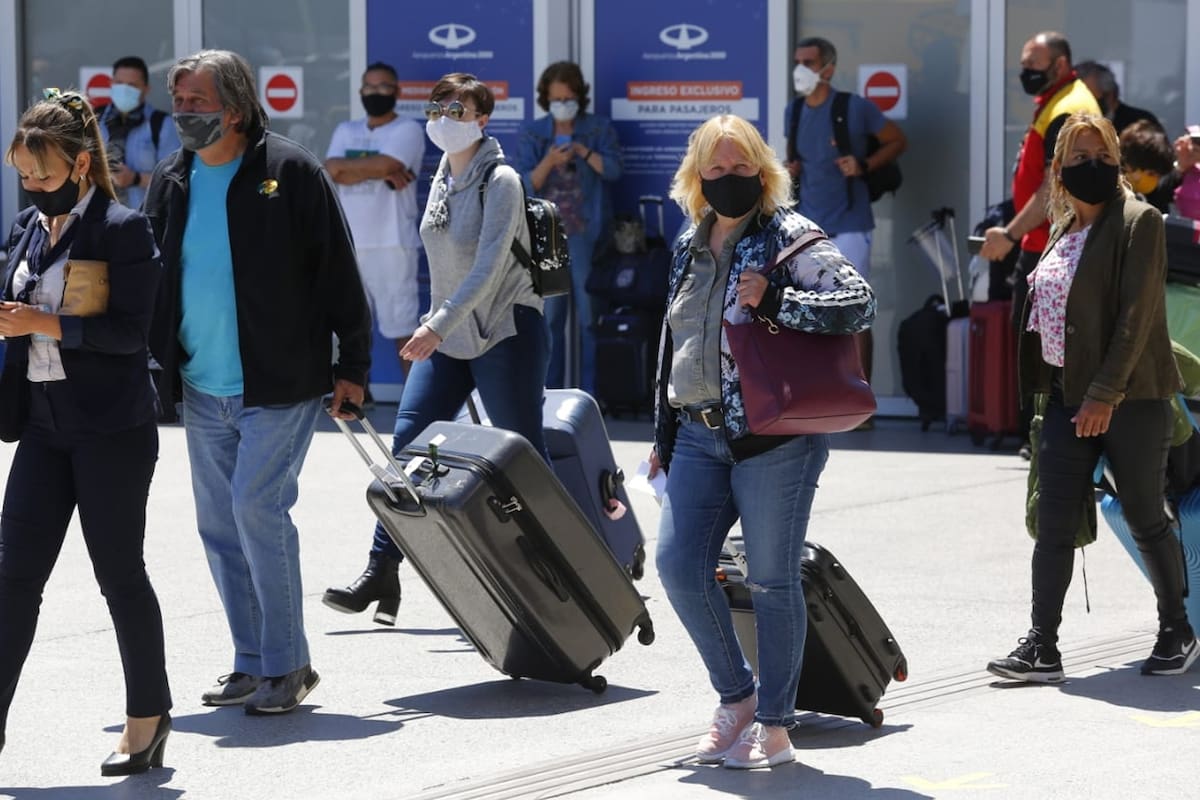 Nueva cepa: Aterrizó en Ezeiza el último avión proveniente de Londres con permiso