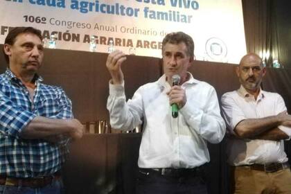 El día en que Achetoni ganó la presidencia; a su izquierda, Marcelo Banchi, vicepresidente segundo, y a la derecha, Elvio Guía, vicepresidente primero