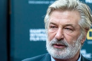 Nueva demanda contra Alec Baldwin por la tragedia en el set: “Eligió jugar a la ruleta rusa con un arma cargada”