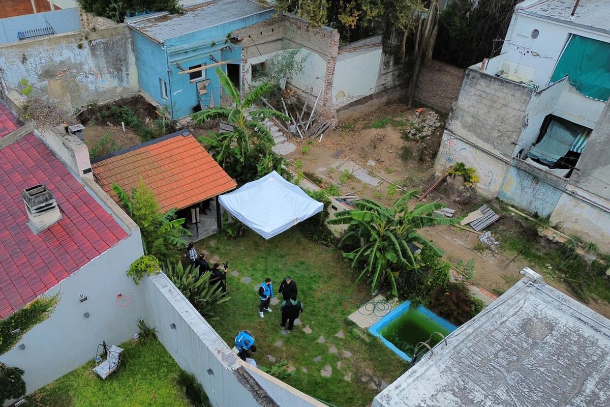 Nueva excavación en la casa de la familia Graf, la propiedad de avenida Congreso 3742, en Coghlan, dónde el año pasado encontraron los restos óseo de un adolescente desaparecido en 1984