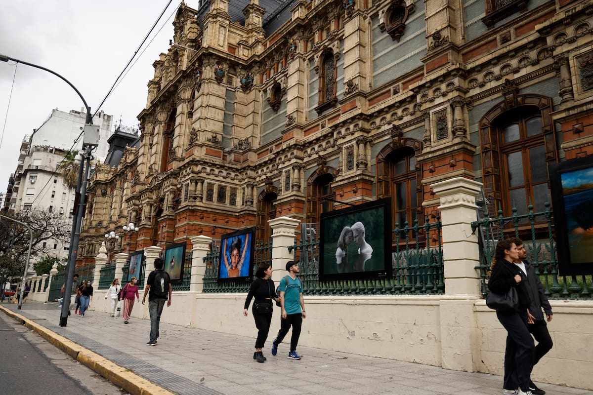 Nueva fotogalería al aire libre en la ciudad de Buenos Aires, dispuesta en el majestuoso Palacio de las Aguas Corrientes