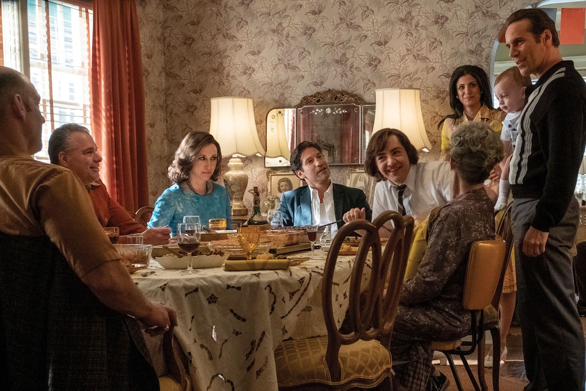 Nueva historia: el papel principal es el de Dickie Moltisanti (Alessandro Nivola, parado en la foto), el mentor de Tony Soprano.