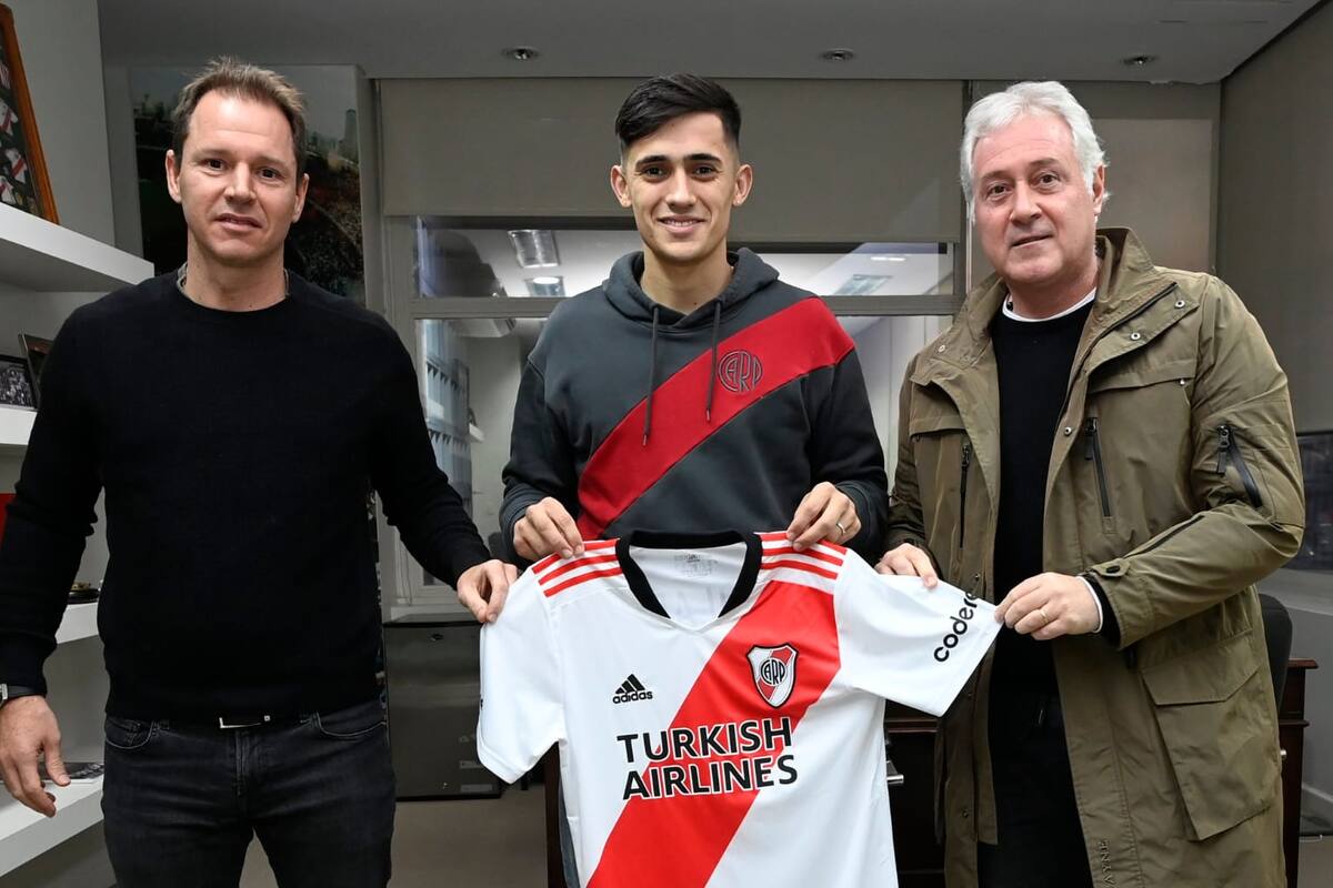 Nueva incorporación: Pablo César Solari, flanqueado por el presidente de River, Jorge Brito, y el vicepresidente, Matías Patanian.