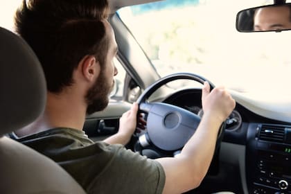 Nueva Jersey: la reforma de febrero 2025 exige 50 horas de conducción acompañada (diez nocturnas) para menores de 21 años, con verificación mediante formulario notarial