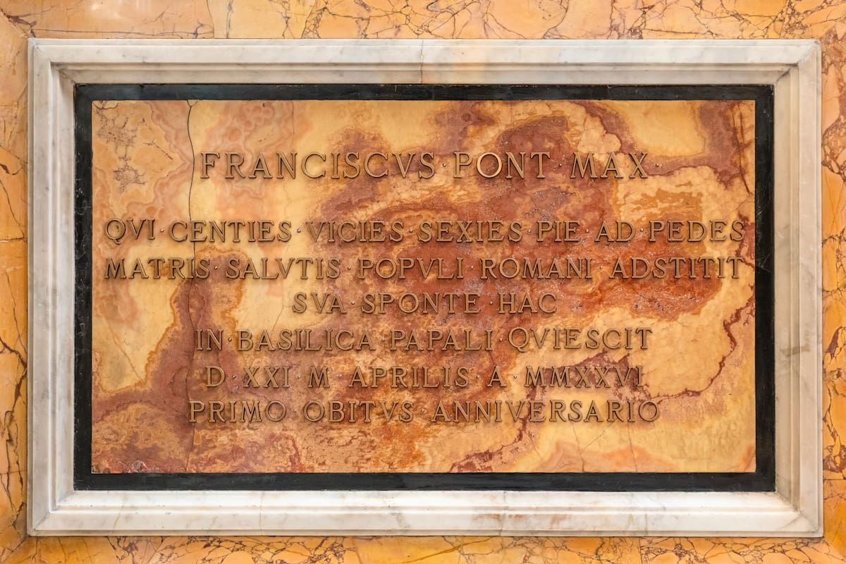 Nueva lápida del papa Francisco