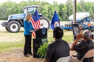 El plan convertido en ley que beneficiará a trabajadores agrícolas de Virginia