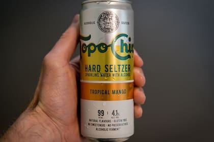 Topo Chico es la marca de origen mexicano que Coca-Cola eligió para el lanzamiento de su primera bebida con alcohol en la Argentina