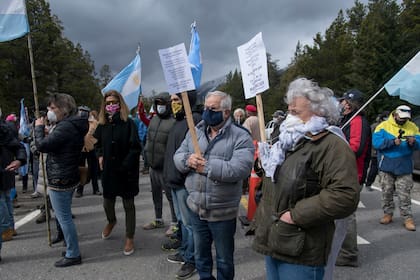Más de 350 vecinos se movilizaron sobre la ruta nacional 40, en Villa Mascardi, contra la ocupación mapuche