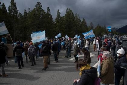Durante la pandemia hubo una marcha de vecinos por la ocupación mapuche en Villa Mascardi
