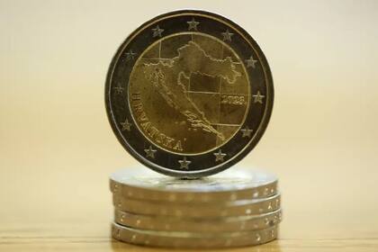Nueva moneda de euro croata con el mapa del país en el Banco Central de Croacia en Zagreb, Croacia, miércoles 14 de diciembre de 2022.