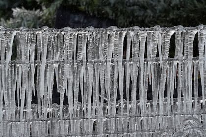 Nueva ola de clima invernal provoca fuertes nevadas y cancelaciones de vuelos en EE. UU.