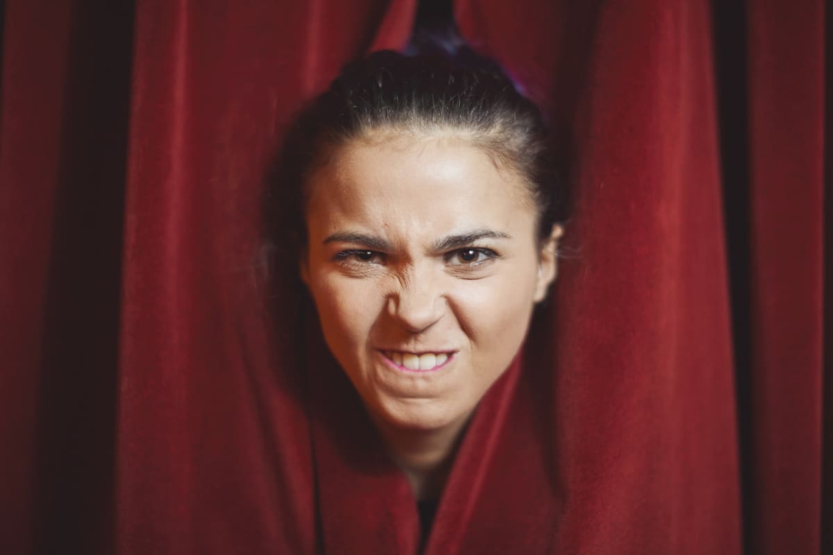 Nueva reina de la comedia entre millennials, sus shows agotan entradas y sus libros son best sellers. La virtualidad disparó su carrera, pero el éxito tiene sustento real: humor hilarante, buenas historias y complicidad generacional