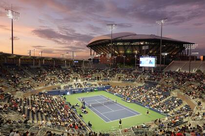 NUEVA YORK - 27 DE AGOSTO DE 2019: Grandstand Stadium y Arthur Ashe Stadium durante la puesta de sol en el Billie Jean King National Tennis Center durante el partido del US Open 2019 en Nueva York