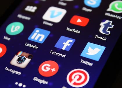 Nueva York aplicó una ley para restringir el uso de las redes sociales en mnores de 18 años