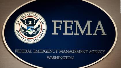 Nueva York demanda a FEMA por fondos federales para atención a personas recientes