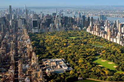 Nueva York está considerada una ciudad global por sus influencias a nivel mundial en los medios de comunicación, en la política, en la educación, en la arquitectura, en el entretenimiento, las artes y la moda. La influencia artística y cultural de la ciudad es de las más fuertes del mundo.