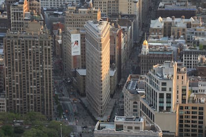 El sol se pone en el edificio Flatiron visto hacia el sur desde el Empire State Building el 7 de mayo de 2019 en la ciudad de Nueva York.