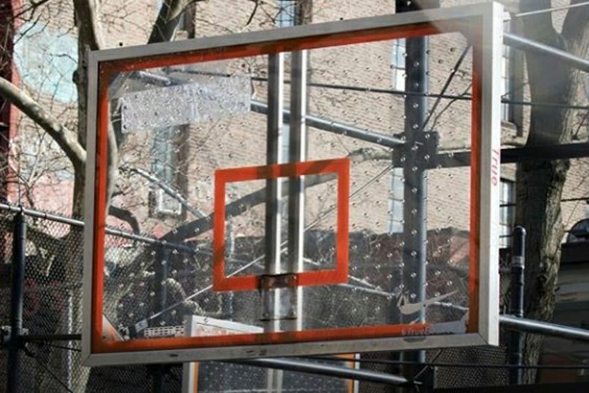 Nueva York ha eliminado más de 1.700 aros de baloncesto de toda la ciudad debido al Coronavirus. Otras ciudades como Filadelfia, Charlotte, Baltimore y Memphis están comenzando a hacer lo mismo.