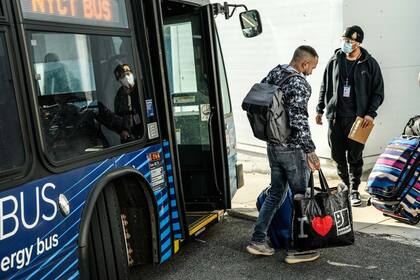 Nueva York intenta frenar la llegada de autobuses con migrantes procedentes de Texas