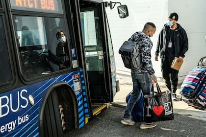 Nueva York intenta frenar la llegada de autobuses con migrantes procedentes de Texas