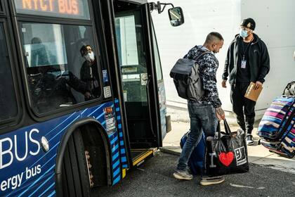 Nueva York intentó frenar la llegada de autobuses con migrantes procedentes de Texas mediante la demanda