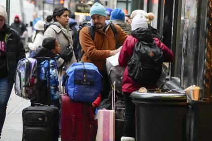 Nueva York lanza programa para entregar tarjetas prepagadas a familias inmigrantes