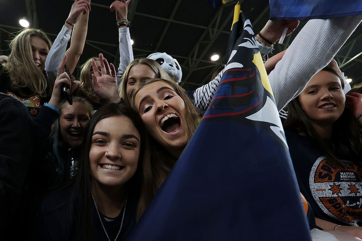 Nueva Zelanda deja atrás las restricciones por el coronavirus, y el público vuelve a los estadios.
