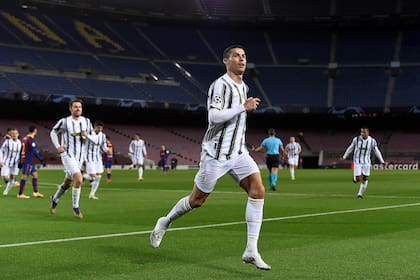 Con dos goles de Cristiano Ronaldo de penal, Juventus goleó a Barcelona en el Camp Nou