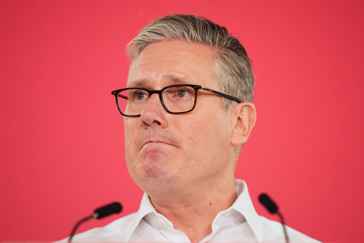 Nuevas dimisiones y presión interna sobre Starmer tras el revés electoral