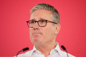 Nuevas dimisiones y presión interna sobre Starmer tras el revés electoral