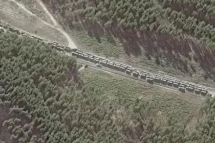 Nuevas imágenes satelitales revelan que un enorme convoy de tanques rusos se dirige a Kiev.