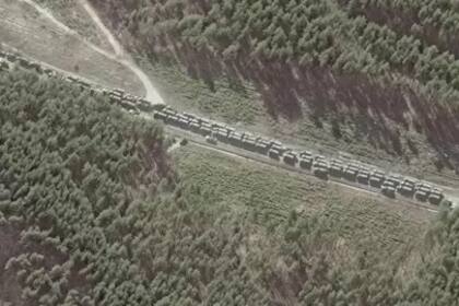 Nuevas imágenes satelitales revelan que un enorme convoy de tanques rusos se dirige a Kiev.