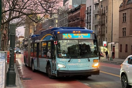 Nuevas rutas de autobús se suman al sistema de cámaras para multar a conductores que cometan infracciones en Nueva York